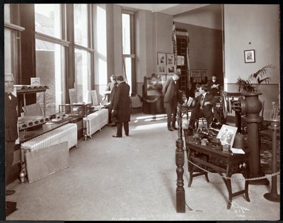 Uomini a una mostra di dispositivi di sicurezza all